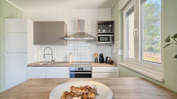Micro-ondes, four, plaque de cuisson, lave-vaisselle