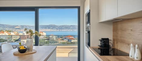 Fridge, oven, stovetop, dishwasher