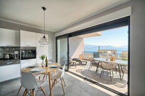Outdoor dining - Petra's Place - sea-views & pool (Slatine)