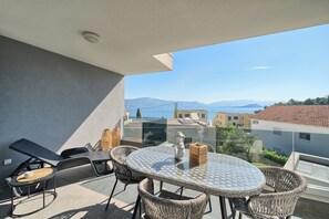 Outdoor dining - Petra's Place - sea-views & pool (Slatine)