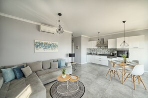 TV - Petra's Place - sea-views & pool (Slatine)