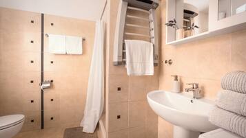 Douche, sĂšche-cheveux, bidet, serviettes fournies