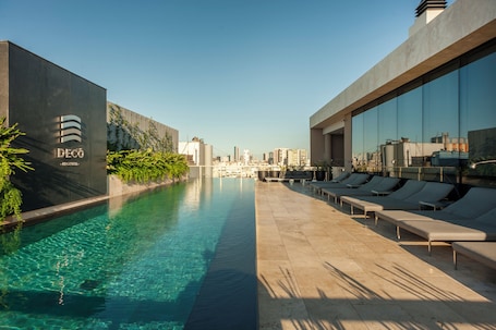 Una piscina al aire libre de temporada
