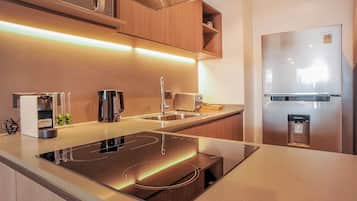 Refrigerador con freezer, cafetera/tetera, tetera/pava eléctrica