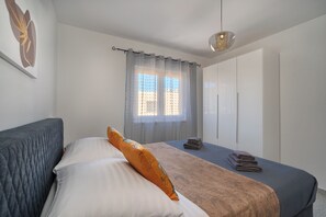 3 slaapkamers, een strijkplank/strijkijzer, wifi, beddengoed