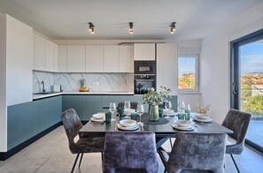 Kylskåp, mikrovågsugn, ugn och spishäll