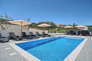 Pool - Aqualis Vista-Where Comfort Meets Stunning Scenery (Slatine)