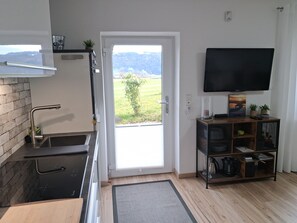 Kühlschrank, Ofen, Herdplatte, Wasserkocher mit Kaffee-/Teezubehör