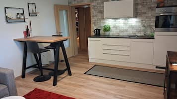 Fridge, oven, stovetop, coffee/tea maker