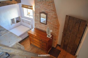 2 bedrooms, iron/ironing board, WiFi