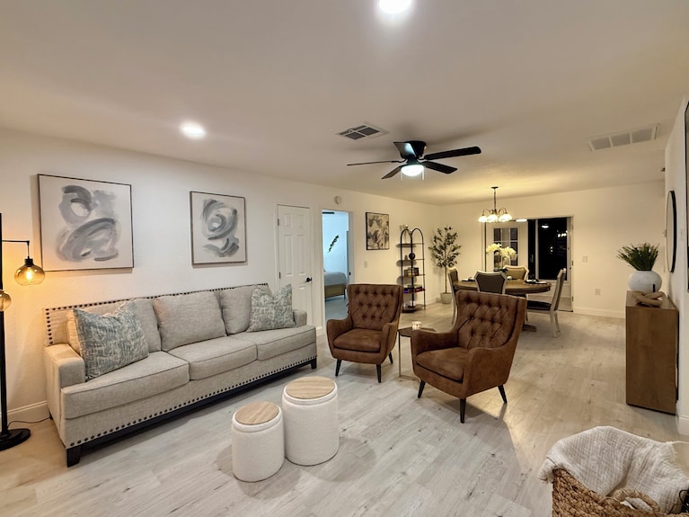 2-bedroom House With Fully Fenced In Backyard With Private Pool. - Spring Hill