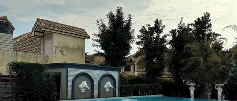 Una piscina al aire libre