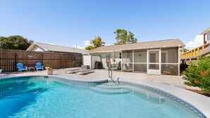 A backyard with a swimming pool, a covered patio, and a wooden fence. - 3B/2B house with POOL. 700' to public boat ramp & .6 mi to beach access! (Panama City Beach)