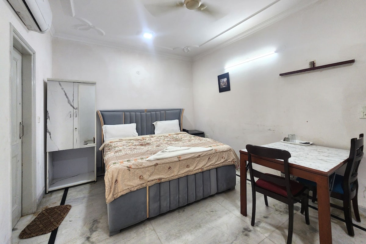 Dobbeltrom – deluxe, byutsikt | Skrivebord, skrivebord for bærbar PC, wi-fi (inkludert) og sengetøy