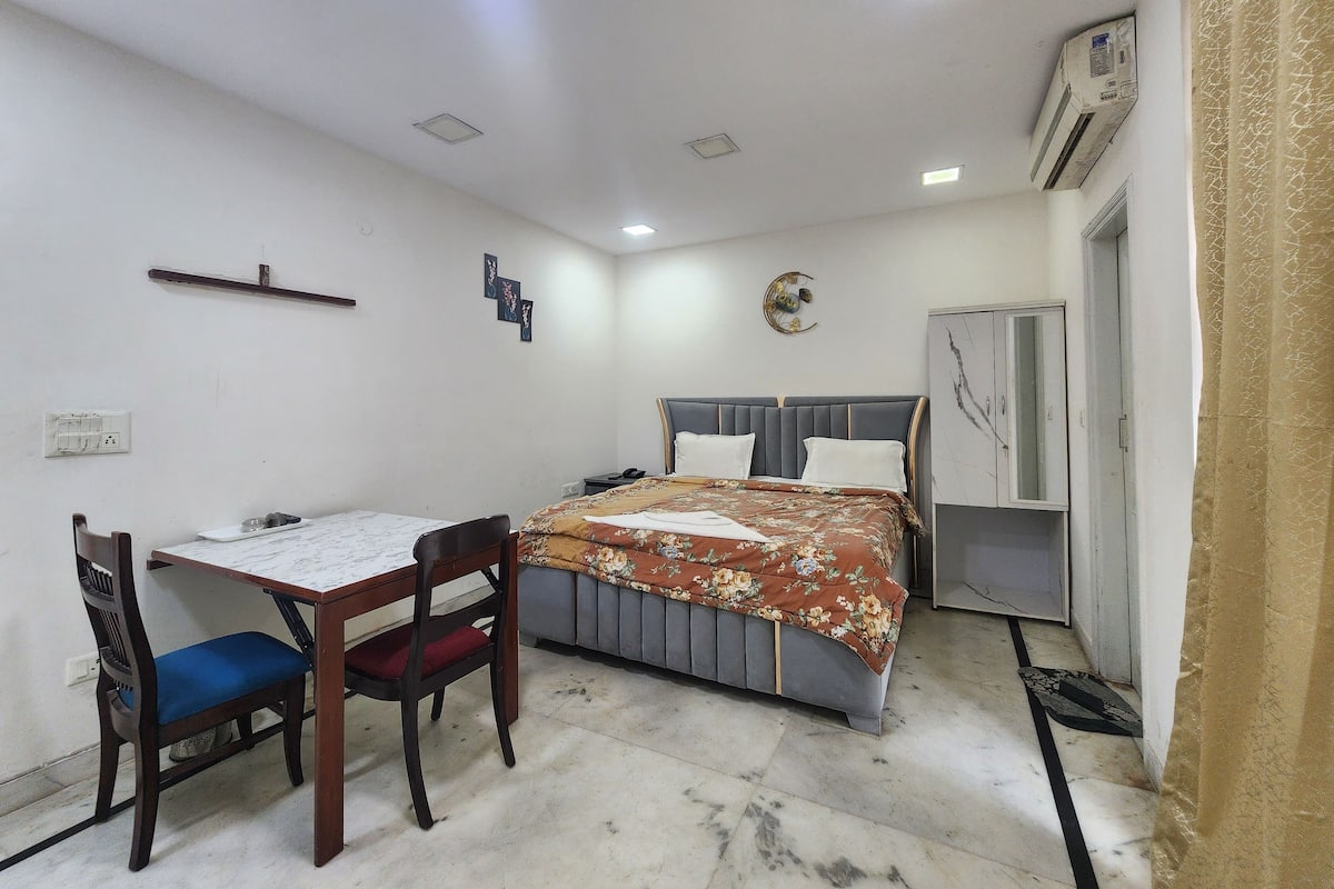 Desk, laptop workspace, free WiFi