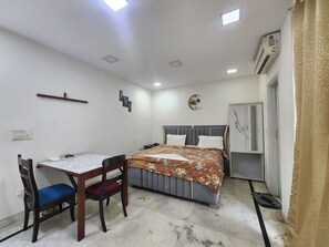 Desk, laptop workspace, free WiFi - The New Moon (New Delhi)