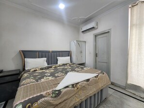 Desk, laptop workspace, free WiFi, bed sheets - The New Moon (New Delhi)