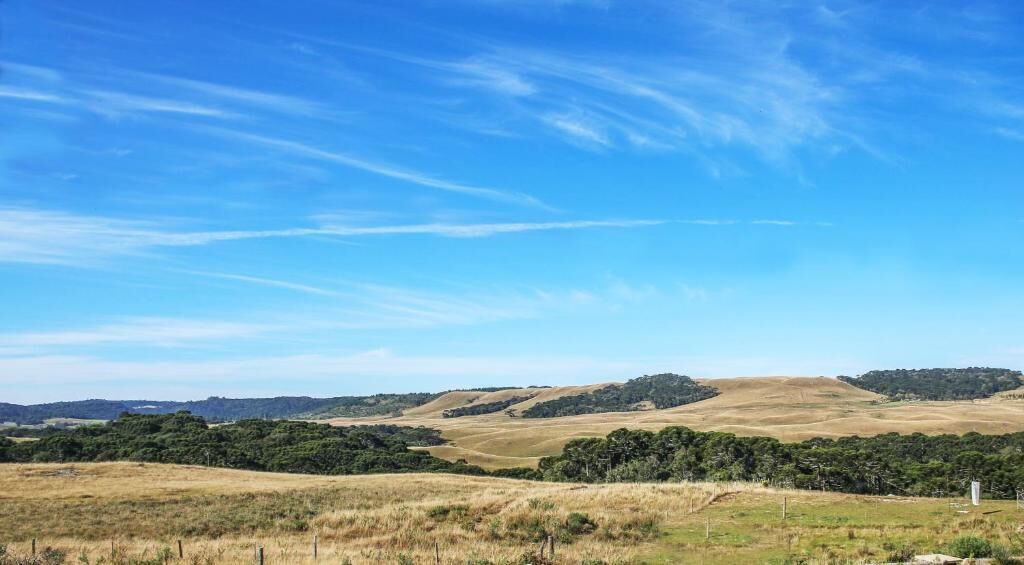 Vista panorámica de un paisaje montañoso con cielo despejado.