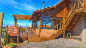 A wooden building with a wooden deck, a staircase, and a sign that reads "Pousada Morada da Serra". - Pousada Morada da Serra (Cambara do Sul)
