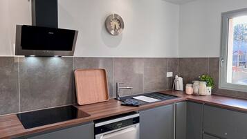 Køleskab, mikrobølgeovn, ovn, kogeplade