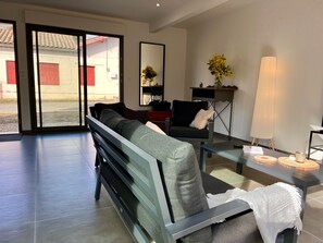 TV - Spacious House in Libourne – Near Saint-Émilion and Bordeaux (Libourne)