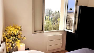 2 chambres, fer et planche à repasser, Wi-Fi, draps fournis