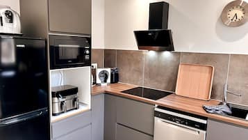 Kühlschrank, Mikrowelle, Ofen, Herdplatte