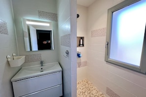 Shower, hair dryer, towels
