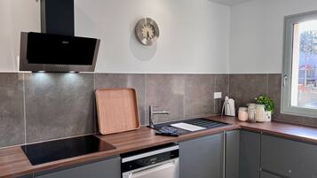 Køleskab, mikrobølgeovn, ovn, kogeplade