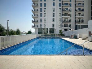 Apartment - Chic Yas Island Escape w Iconic Ferrari World Vws (Abu Dhabi)