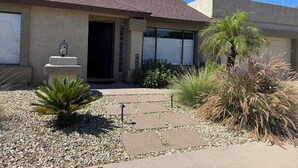 Unclassified image, 2 of 17, button - Charming 2-bedroom house + den, fenced backyard in N. Phoenix (Phoenix)