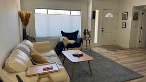 Unclassified image, 5 of 17, button - Charming 2-bedroom house + den, fenced backyard in N. Phoenix (Phoenix)