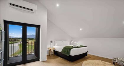 Peaceful Jacks Point Loft Hideaway