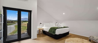 Peaceful Jacks Point Loft Hideaway