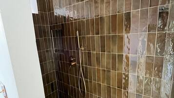 Een douche, een haardroger, handdoeken