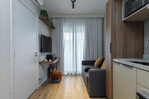 Apartamento 1 dormitório com sofá cama | Private kitchen | Fridge, microwave, oven, stovetop
