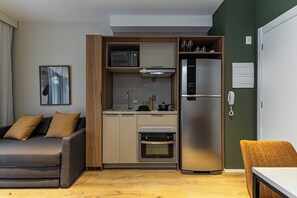 Apartamento 1 dormitório com sofá cama | Private kitchen | Fridge, microwave, oven, stovetop