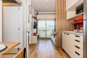 Alterar para Apartamento 1 Dormitório Casal | Private kitchen | Fridge, microwave, stovetop, espresso maker