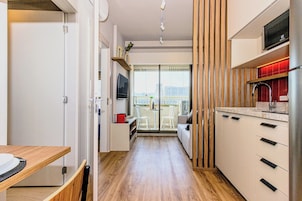 Apartamento 1 Dormitório Casal | Cozinha privada | Geladeira, micro-ondas, cooktop, máquina de café expresso