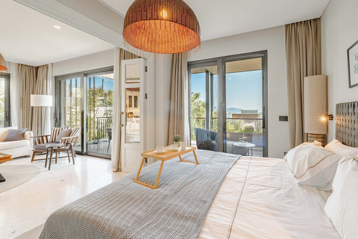 Superior House, 2 Bedrooms | Premium bedding, desk, laptop workspace, blackout curtains