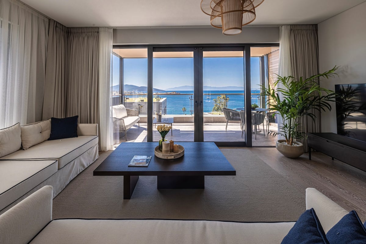 Luxury House, 1 Bedroom | Living area | 70-inch Smart TV with digital channels, Netflix, Hulu