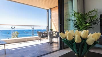Luxury House, 1 Bedroom | Living area | 70-inch Smart TV with digital channels, Netflix, Hulu