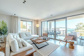 Villa superior, 4 habitaciones | Área de sala de estar | Smart TV de 70 pulgadas con canales digitales, Netflix y Hulu