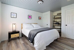 2 bedrooms, desk, iron/ironing board, WiFi