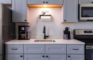 Geladeira, micro-ondas, cooktop, cafeteira/chaleira