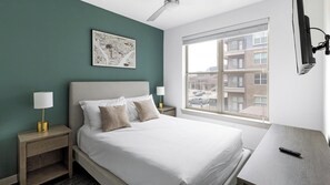 1 dormitorio, escritorio, tabla de planchar con plancha y wifi