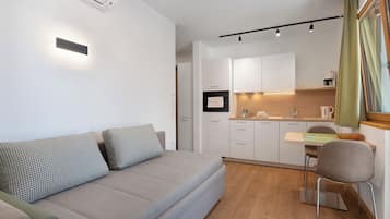 Una televisión, una mesa de tenis de mesa