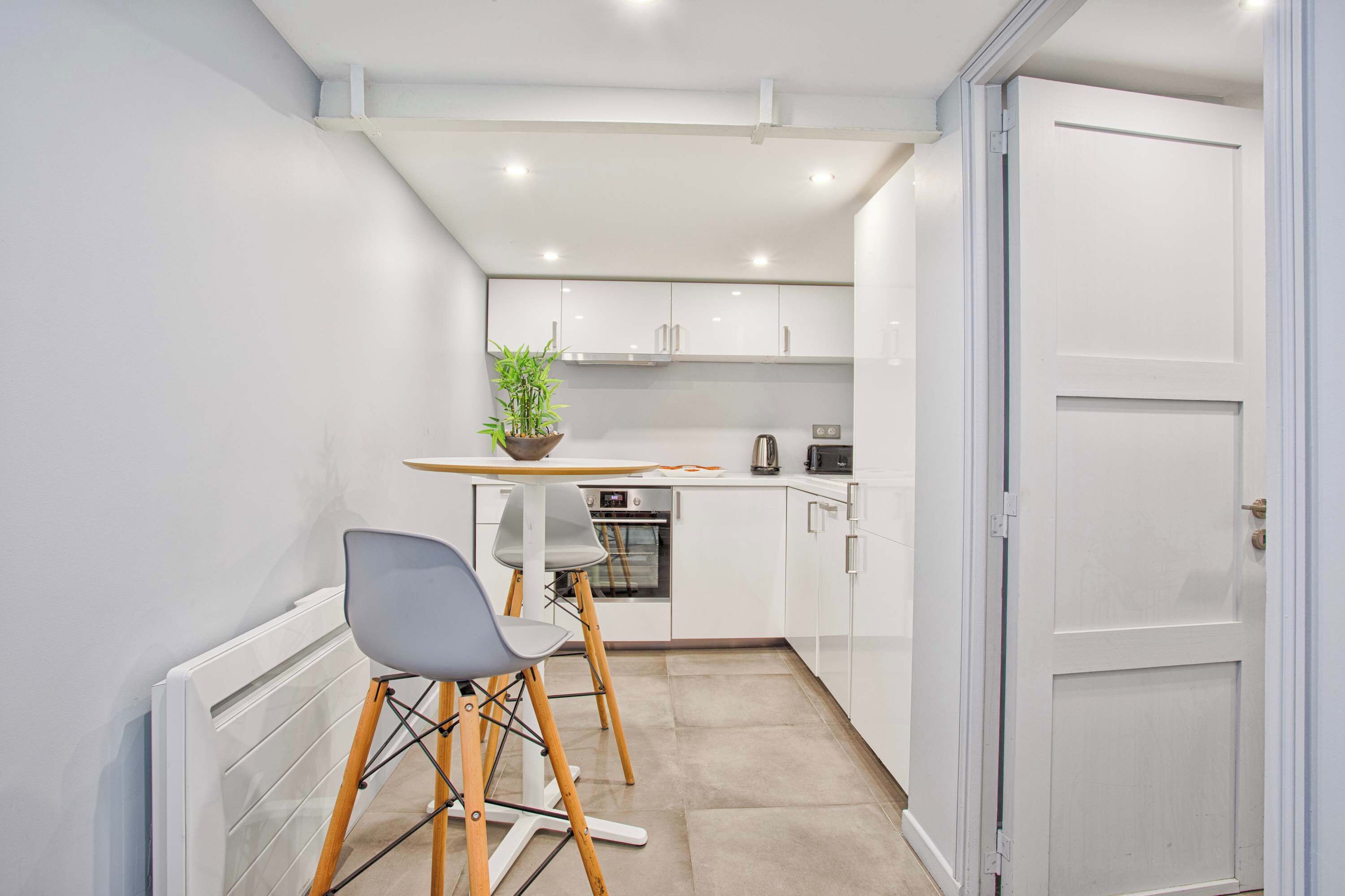 Réfrigérateur, four, plaque de cuisson, cafetière/bouilloire