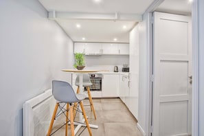 Réfrigérateur, four, plaque de cuisson, cafetière/bouilloire