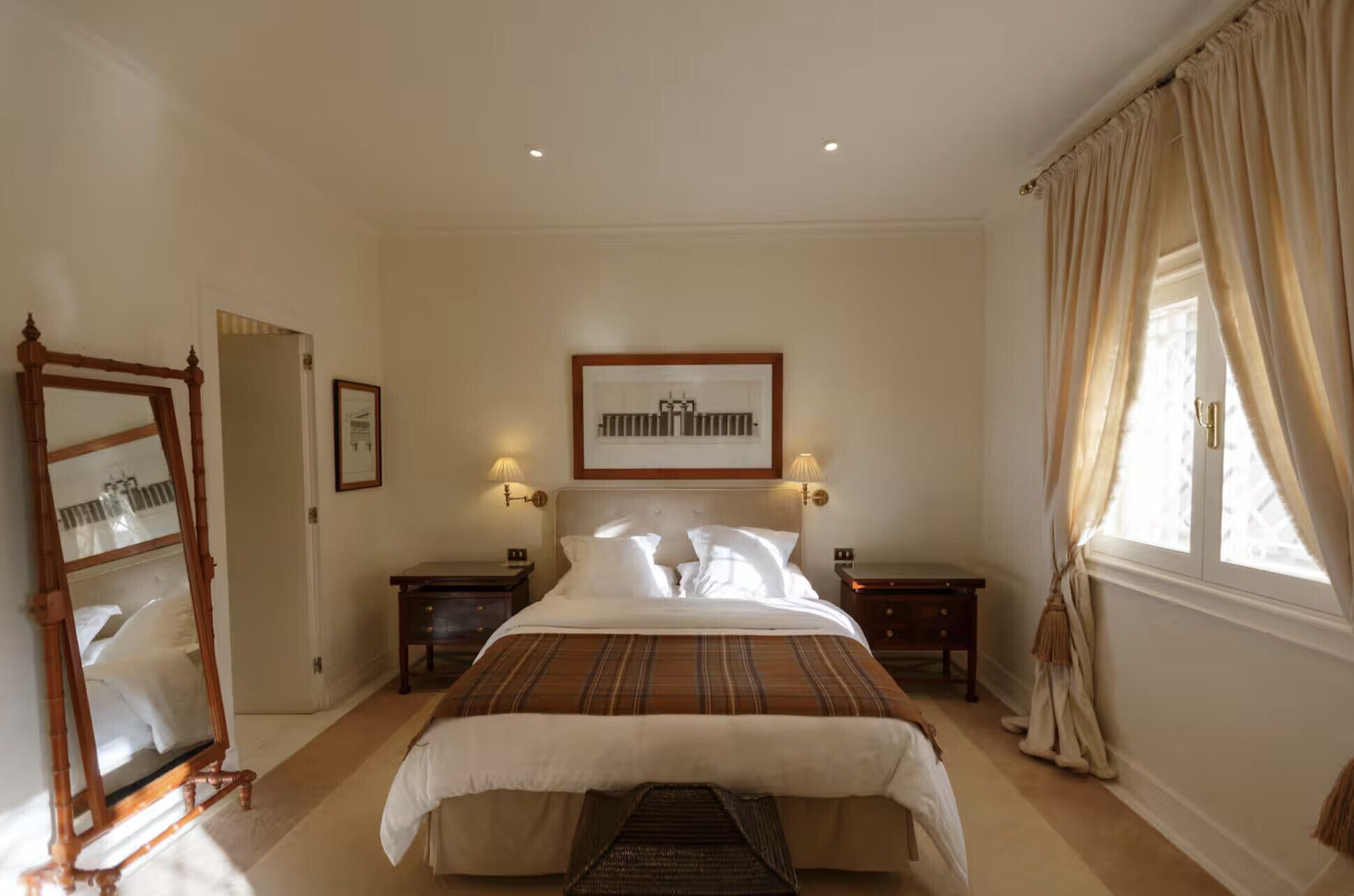 6 bedrooms, cribs/infant beds, bed sheets